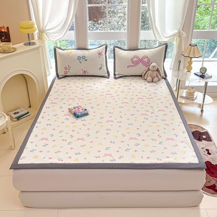 91家纺网 家纺一手货源 找家纺 Sweet dreams甜梦 2025新款数码印花凉感豆豆软席凉席席子系列-小版 蝴蝶结黄花