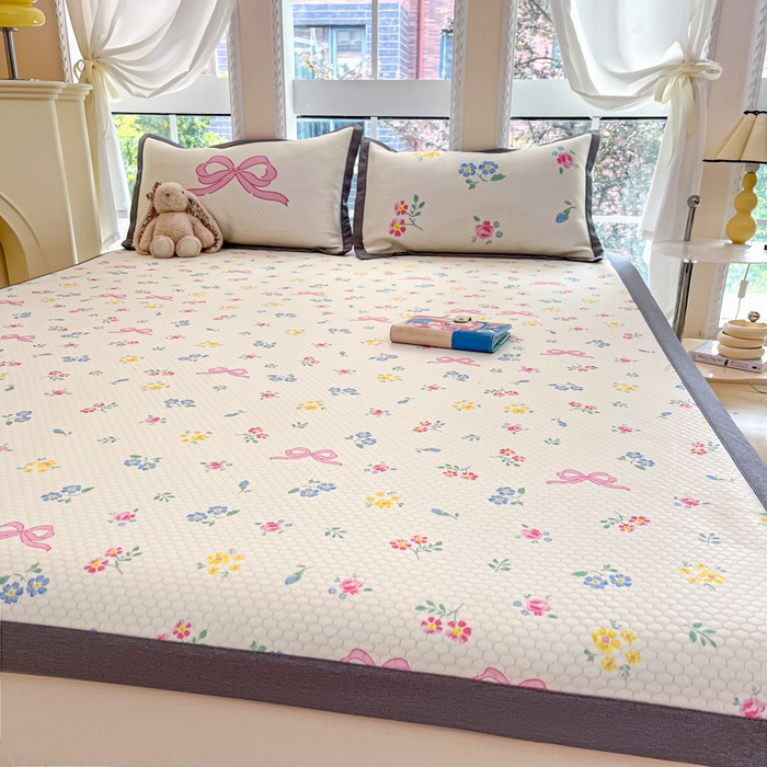 91家纺网 家纺一手货源 找家纺 Sweet dreams甜梦 2025新款数码印花凉感豆豆软席凉席席子系列-小版 蝴蝶结黄花