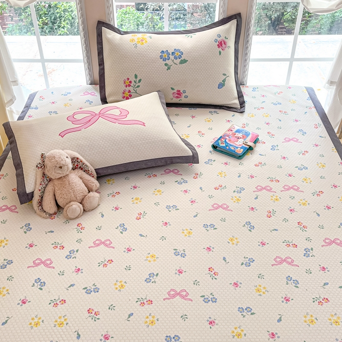 91家纺网 家纺一手货源 找家纺 Sweet dreams甜梦 2025新款数码印花凉感豆豆软席凉席席子系列-小版 蝴蝶结黄花