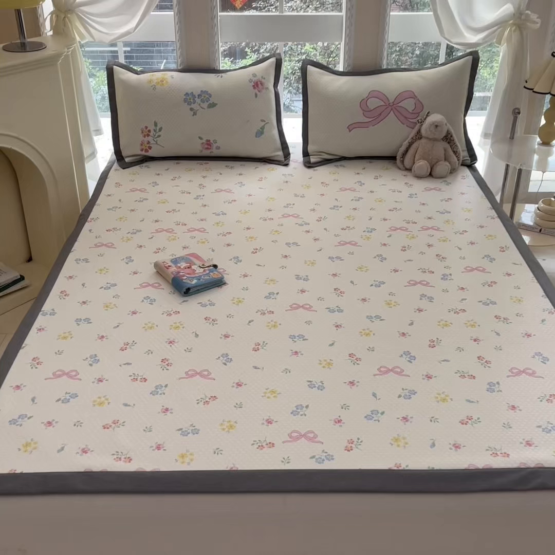 91家纺网 家纺一手货源 找家纺 Sweet dreams甜梦 2025新款数码印花凉感豆豆软席凉席席子系列-小版 蝴蝶结黄花