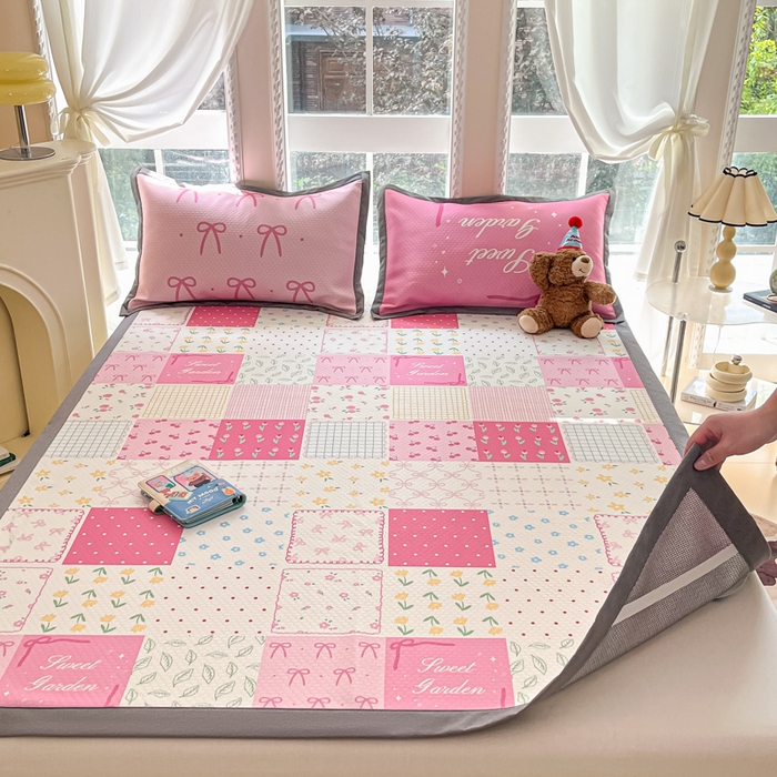 91家纺网 家纺一手货源 找家纺 Sweet dreams甜梦 2025新款数码印花凉感豆豆软席凉席席子系列-小版 花花格子