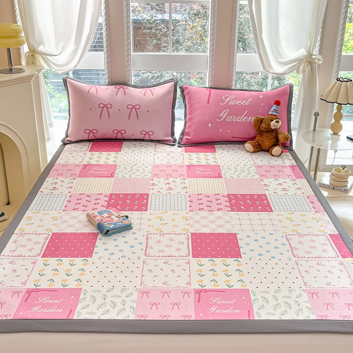 91家纺网 家纺一手货源 找家纺 Sweet dreams甜梦 2025新款数码印花凉感豆豆软席凉席席子系列-小版 花花格子