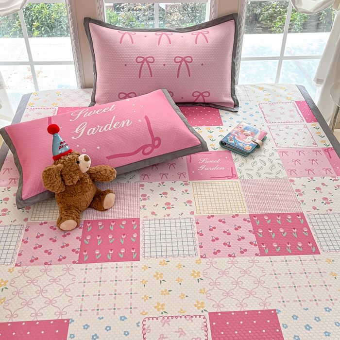 91家纺网 家纺一手货源 找家纺 Sweet dreams甜梦 2025新款数码印花凉感豆豆软席凉席席子系列-小版 花花格子