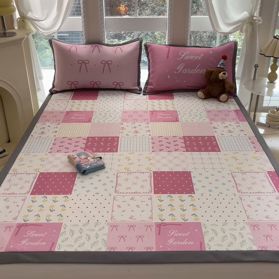 91家纺网 家纺一手货源 找家纺 Sweet dreams甜梦 2025新款数码印花凉感豆豆软席凉席席子系列-小版 花花格子