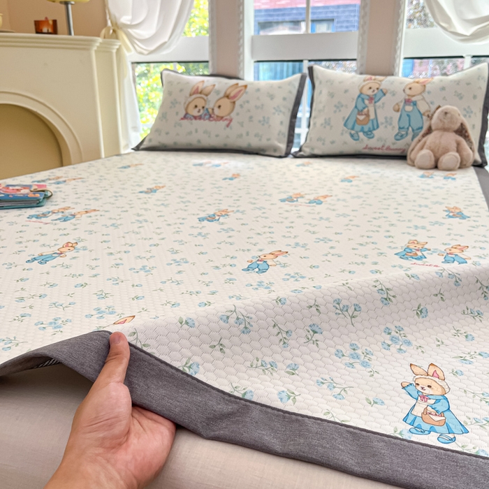 91家纺网 家纺一手货源 找家纺 Sweet dreams甜梦 2025新款数码印花凉感豆豆软席凉席席子系列-小版 花纹兔