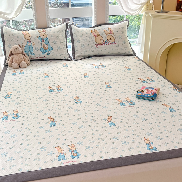 91家纺网 家纺一手货源 找家纺 Sweet dreams甜梦 2025新款数码印花凉感豆豆软席凉席席子系列-小版 花纹兔