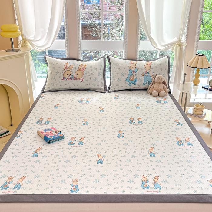 91家纺网 家纺一手货源 找家纺 Sweet dreams甜梦 2025新款数码印花凉感豆豆软席凉席席子系列-小版 花纹兔