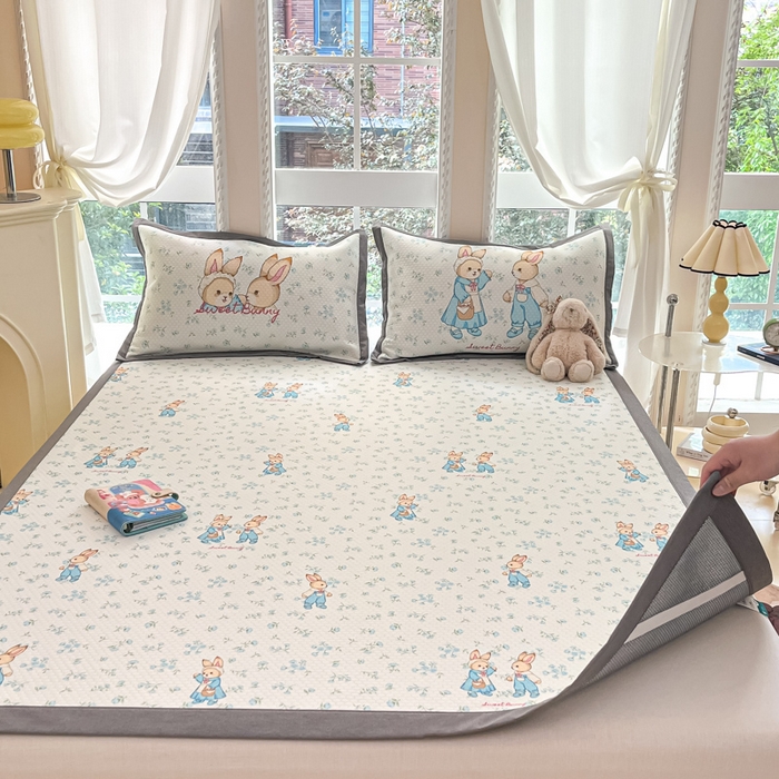 91家纺网 家纺一手货源 找家纺 Sweet dreams甜梦 2025新款数码印花凉感豆豆软席凉席席子系列-小版 花纹兔