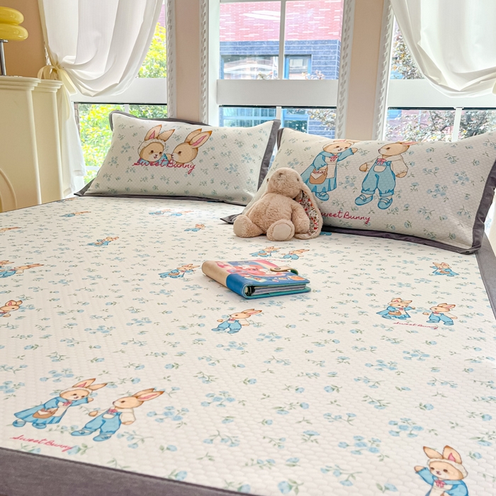 91家纺网 家纺一手货源 找家纺 Sweet dreams甜梦 2025新款数码印花凉感豆豆软席凉席席子系列-小版 花纹兔