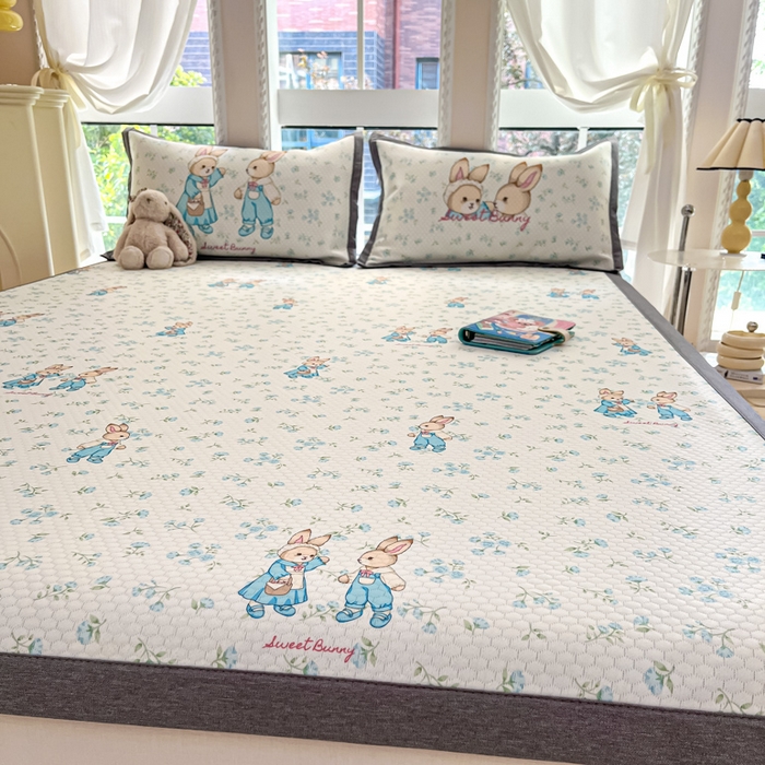 91家纺网 家纺一手货源 找家纺 Sweet dreams甜梦 2025新款数码印花凉感豆豆软席凉席席子系列-小版 花纹兔