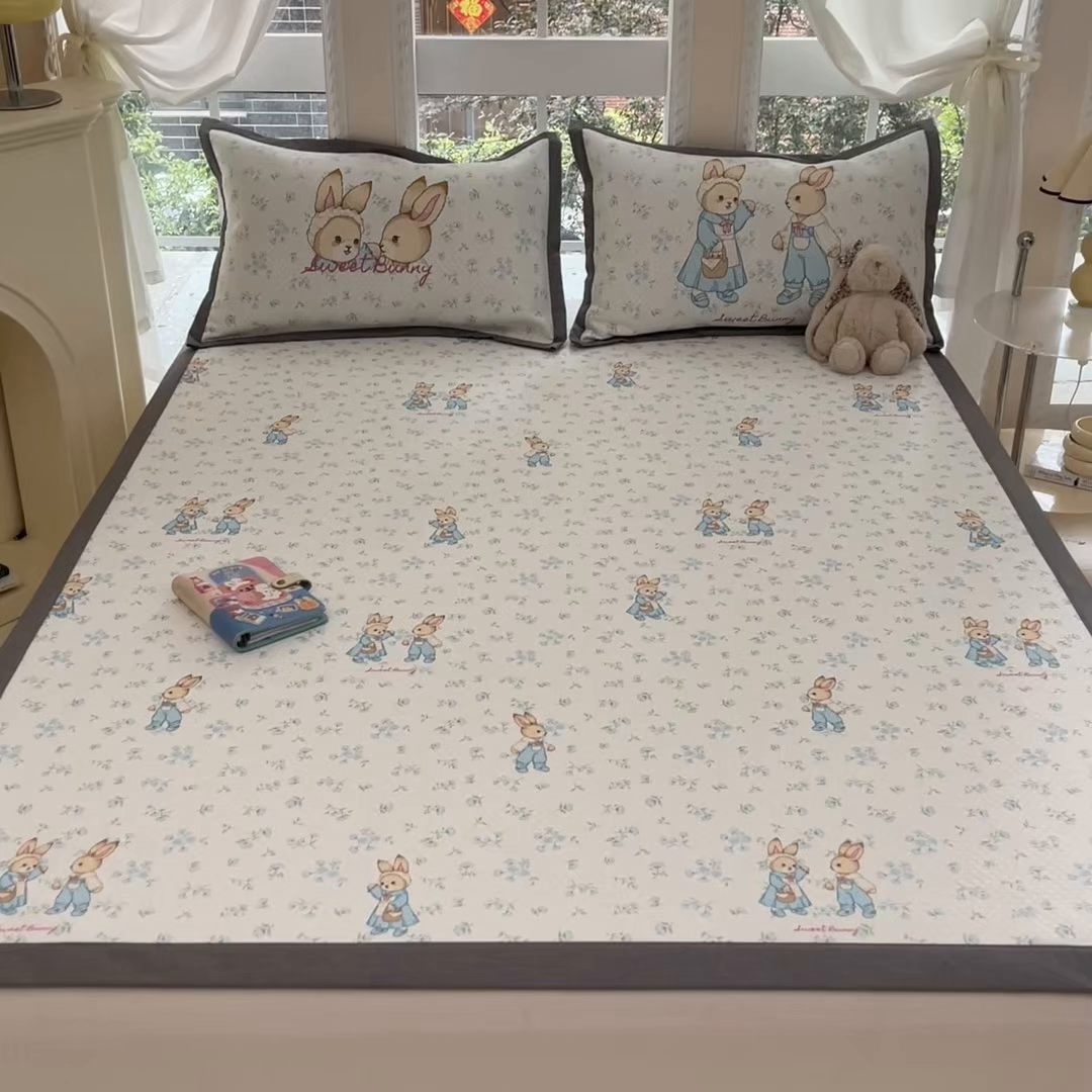 91家纺网 家纺一手货源 找家纺 Sweet dreams甜梦 2025新款数码印花凉感豆豆软席凉席席子系列-小版 花纹兔