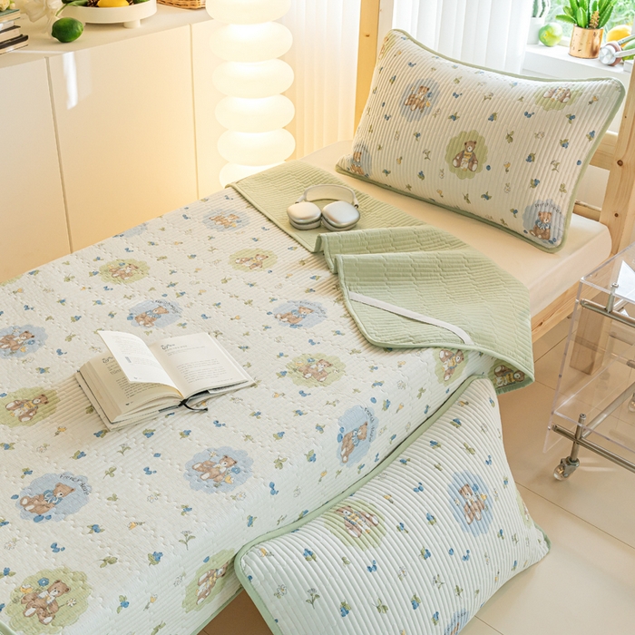 91家纺网 家纺一手货源 找家纺  （提供买家秀 爆款花型 不断货）2025新款小清新印花全棉床盖学生床盖套件-跑量款 蜜罐熊