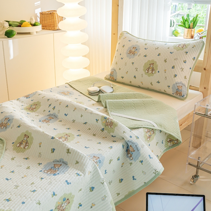 91家纺网 家纺一手货源 找家纺  （提供买家秀 爆款花型 不断货）2025新款小清新印花全棉床盖学生床盖套件-跑量款 蜜罐熊