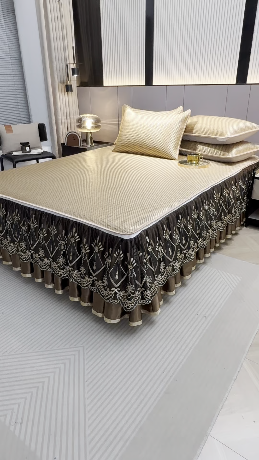 91家纺网 家纺一手货源 找家纺 罗艺轩 2025新款可拆卸床笠式床裙凉感冰丝藤席三件套-爱星海 爱星海-芦苇金