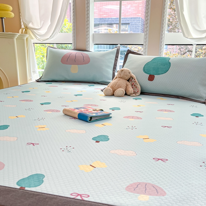 91家纺网 家纺一手货源 找家纺 Sweet dreams甜梦 2025新款数码印花凉感豆豆软席凉席席子系列-小版 小森林