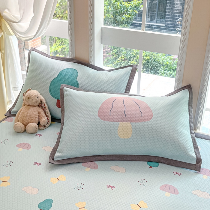 91家纺网 家纺一手货源 找家纺 Sweet dreams甜梦 2025新款数码印花凉感豆豆软席凉席席子系列-小版 小森林