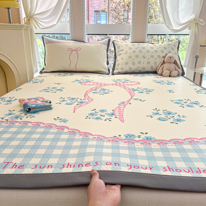 91家纺网 家纺一手货源 找家纺 Sweet dreams甜梦 2025新款数码印花凉感豆豆软席凉席席子系列-大版 花花蝴蝶结