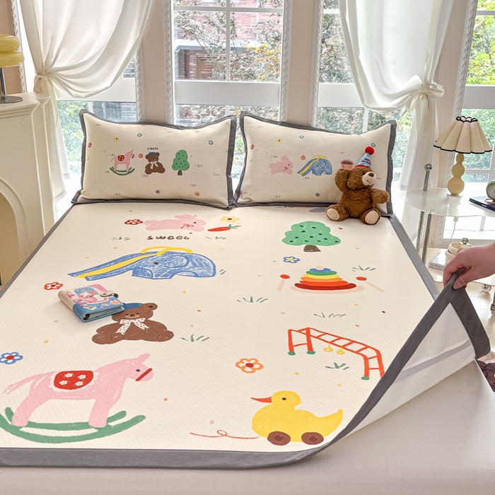 91家纺网 家纺一手货源 找家纺 Sweet dreams甜梦 2025新款数码印花凉感豆豆软席凉席席子系列-大版 动物乐园