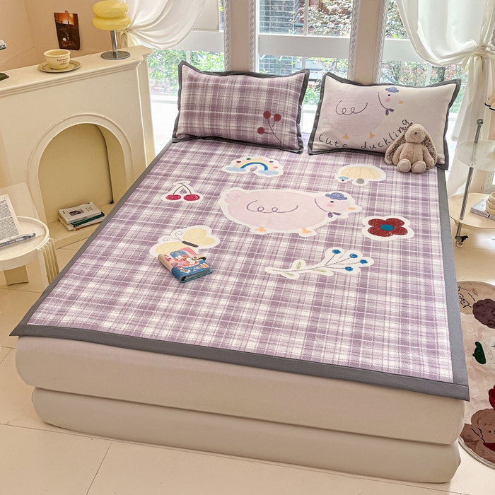 91家纺网 家纺一手货源 找家纺 Sweet dreams甜梦 2025新款数码印花凉感豆豆软席凉席席子系列-大版 格子小鸡