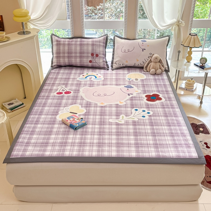 91家纺网 家纺一手货源 找家纺 Sweet dreams甜梦 2025新款数码印花凉感豆豆软席凉席席子系列-大版 格子小鸡