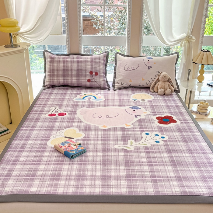 91家纺网 家纺一手货源 找家纺 Sweet dreams甜梦 2025新款数码印花凉感豆豆软席凉席席子系列-大版 格子小鸡