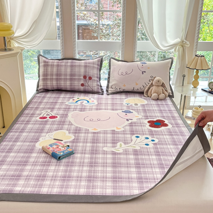 91家纺网 家纺一手货源 找家纺 Sweet dreams甜梦 2025新款数码印花凉感豆豆软席凉席席子系列-大版 格子小鸡