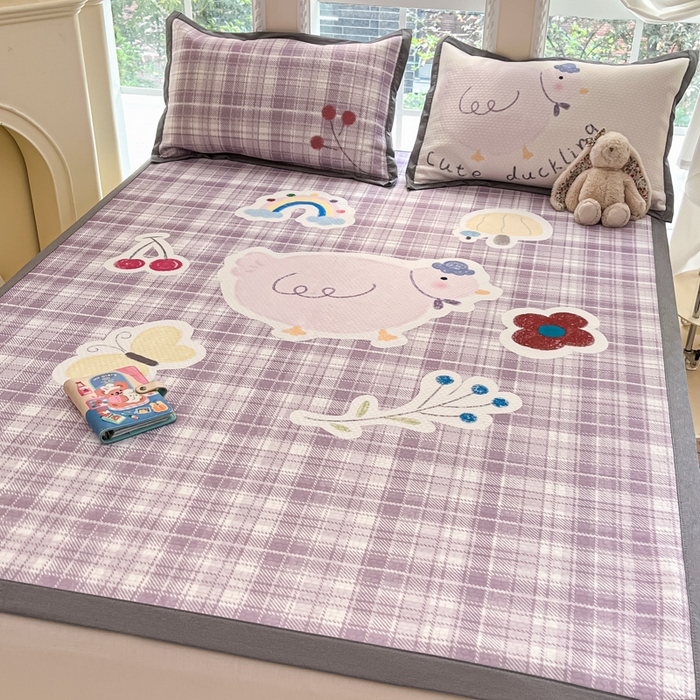 91家纺网 家纺一手货源 找家纺 Sweet dreams甜梦 2025新款数码印花凉感豆豆软席凉席席子系列-大版 格子小鸡