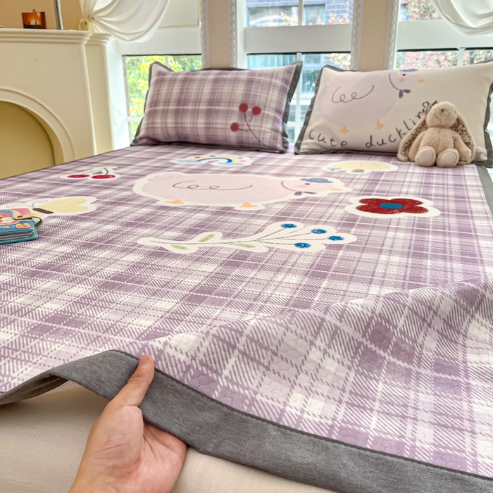 91家纺网 家纺一手货源 找家纺 Sweet dreams甜梦 2025新款数码印花凉感豆豆软席凉席席子系列-大版 格子小鸡