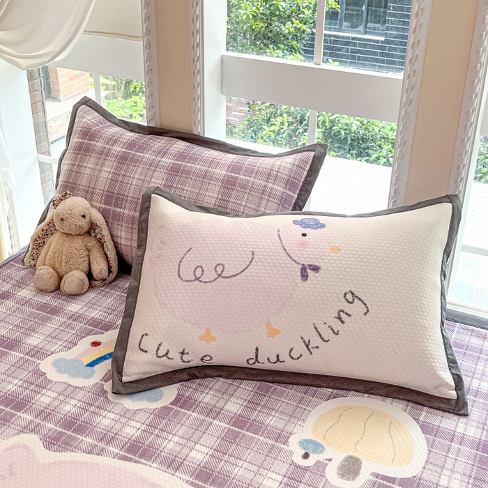 91家纺网 家纺一手货源 找家纺 Sweet dreams甜梦 2025新款数码印花凉感豆豆软席凉席席子系列-大版 格子小鸡