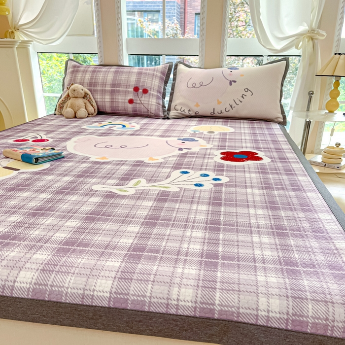 91家纺网 家纺一手货源 找家纺 Sweet dreams甜梦 2025新款数码印花凉感豆豆软席凉席席子系列-大版 格子小鸡