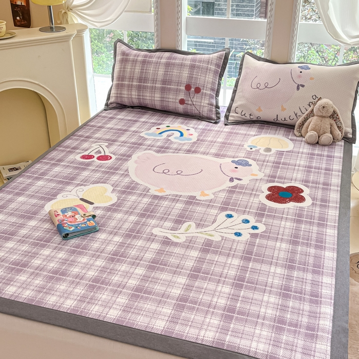 91家纺网 家纺一手货源 找家纺 Sweet dreams甜梦 2025新款数码印花凉感豆豆软席凉席席子系列-大版 格子小鸡