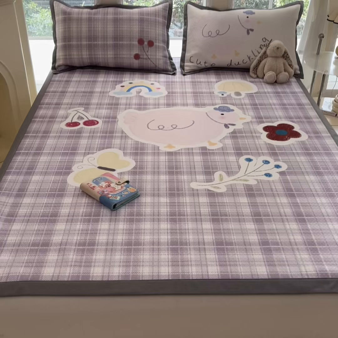 91家纺网 家纺一手货源 找家纺 Sweet dreams甜梦 2025新款数码印花凉感豆豆软席凉席席子系列-大版 格子小鸡