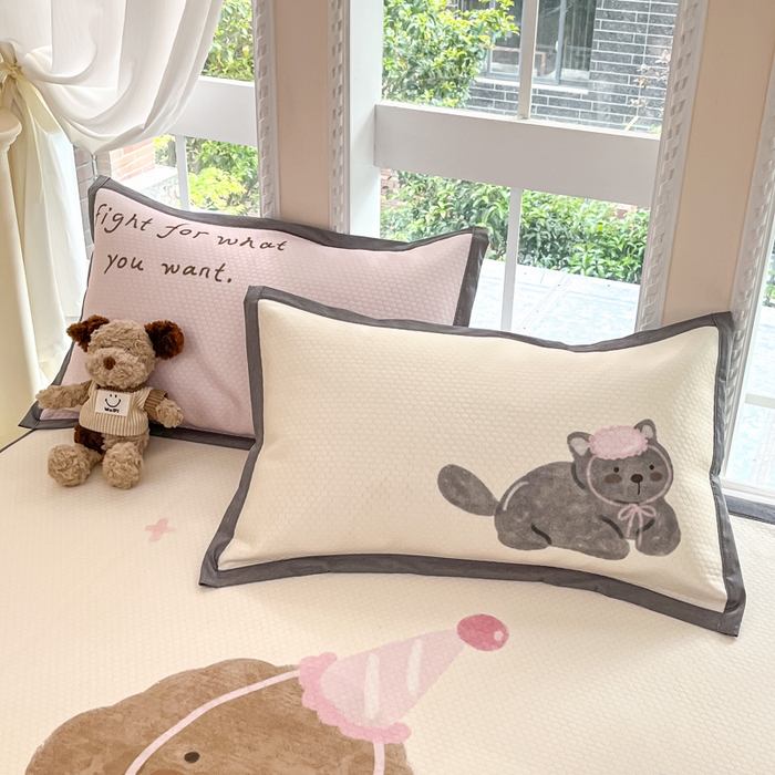 91家纺网 家纺一手货源 找家纺 Sweet dreams甜梦 2025新款数码印花凉感豆豆软席凉席席子系列-大版 狗狗的早餐