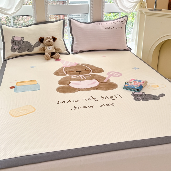 91家纺网 家纺一手货源 找家纺 Sweet dreams甜梦 2025新款数码印花凉感豆豆软席凉席席子系列-大版 狗狗的早餐