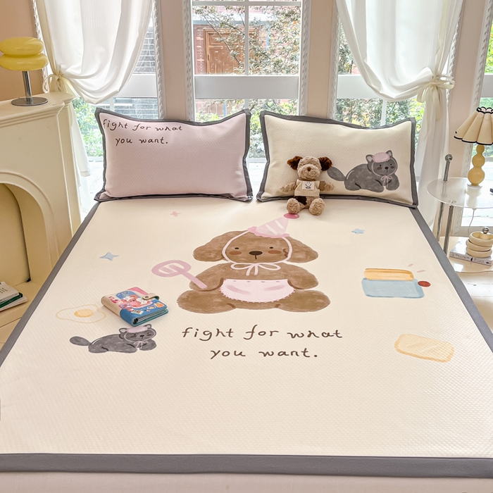 91家纺网 家纺一手货源 找家纺 Sweet dreams甜梦 2025新款数码印花凉感豆豆软席凉席席子系列-大版 狗狗的早餐