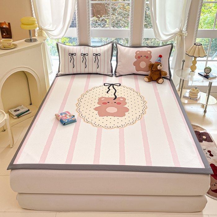 91家纺网 家纺一手货源 找家纺 Sweet dreams甜梦 2025新款数码印花凉感豆豆软席凉席席子系列-大版 蝴蝶结小熊