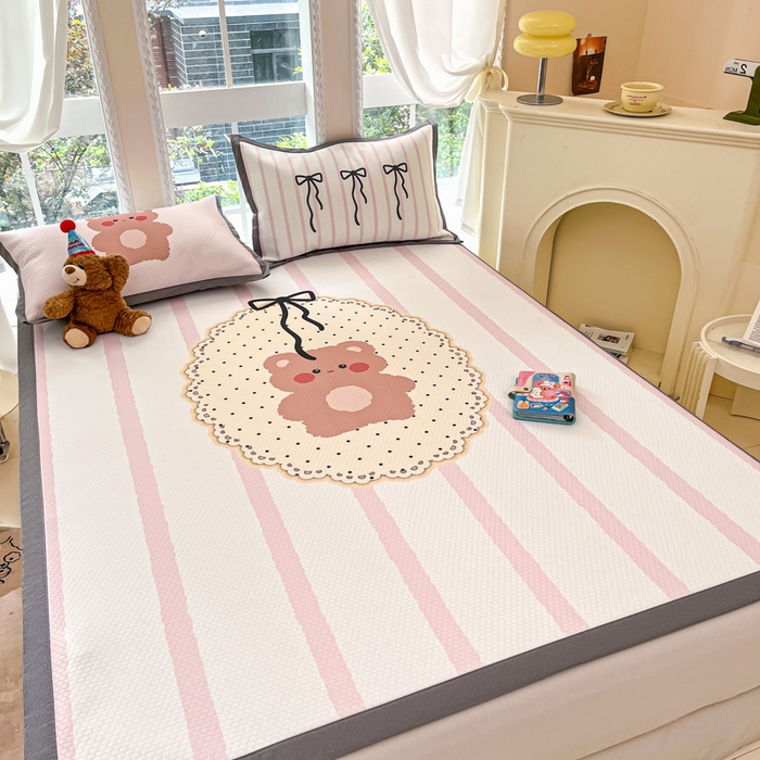 91家纺网 家纺一手货源 找家纺 Sweet dreams甜梦 2025新款数码印花凉感豆豆软席凉席席子系列-大版 蝴蝶结小熊