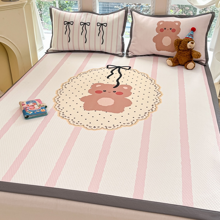 91家纺网 家纺一手货源 找家纺 Sweet dreams甜梦 2025新款数码印花凉感豆豆软席凉席席子系列-大版 蝴蝶结小熊