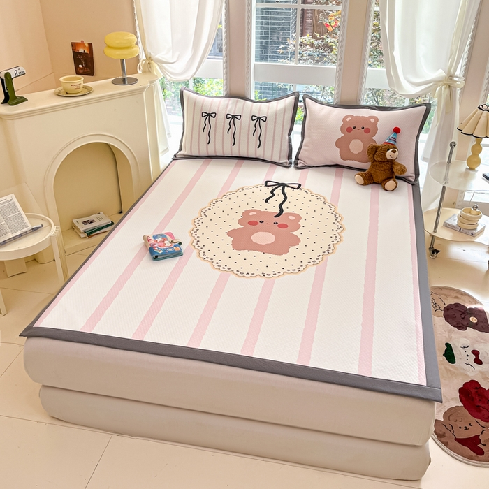 91家纺网 家纺一手货源 找家纺 Sweet dreams甜梦 2025新款数码印花凉感豆豆软席凉席席子系列-大版 蝴蝶结小熊