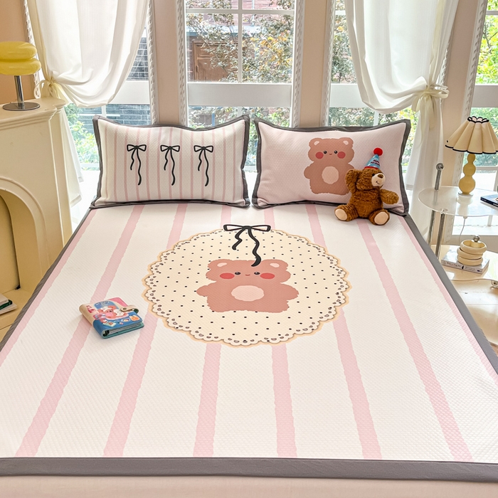 91家纺网 家纺一手货源 找家纺 Sweet dreams甜梦 2025新款数码印花凉感豆豆软席凉席席子系列-大版 蝴蝶结小熊