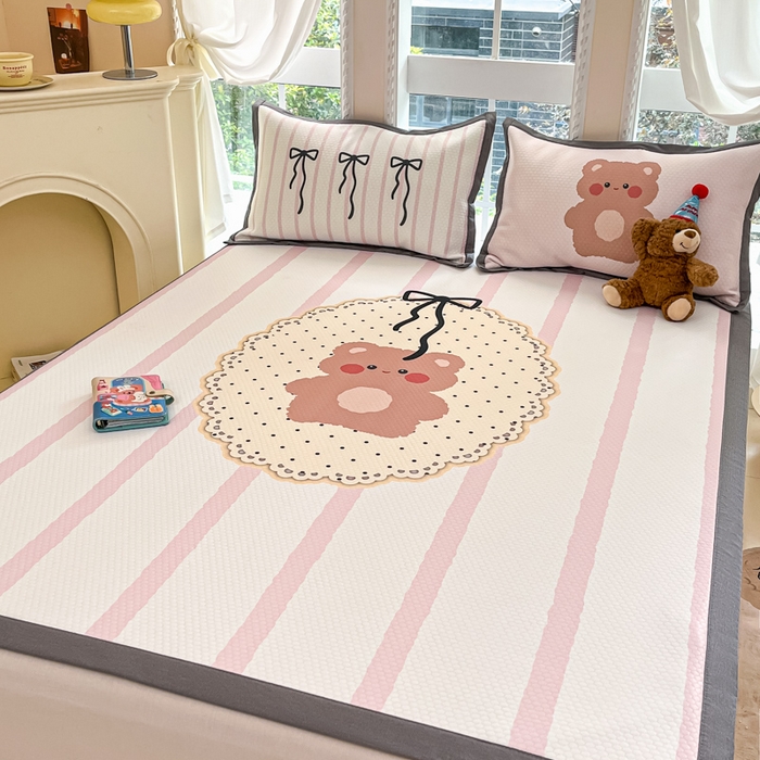 91家纺网 家纺一手货源 找家纺 Sweet dreams甜梦 2025新款数码印花凉感豆豆软席凉席席子系列-大版 蝴蝶结小熊