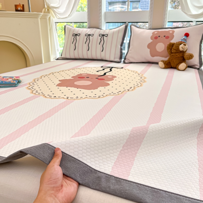 91家纺网 家纺一手货源 找家纺 Sweet dreams甜梦 2025新款数码印花凉感豆豆软席凉席席子系列-大版 蝴蝶结小熊