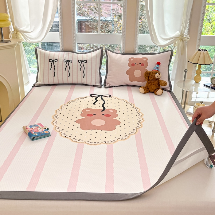 91家纺网 家纺一手货源 找家纺 Sweet dreams甜梦 2025新款数码印花凉感豆豆软席凉席席子系列-大版 蝴蝶结小熊