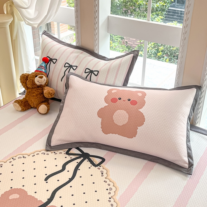 91家纺网 家纺一手货源 找家纺 Sweet dreams甜梦 2025新款数码印花凉感豆豆软席凉席席子系列-大版 蝴蝶结小熊