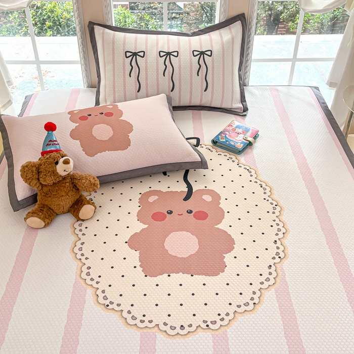 91家纺网 家纺一手货源 找家纺 Sweet dreams甜梦 2025新款数码印花凉感豆豆软席凉席席子系列-大版 蝴蝶结小熊