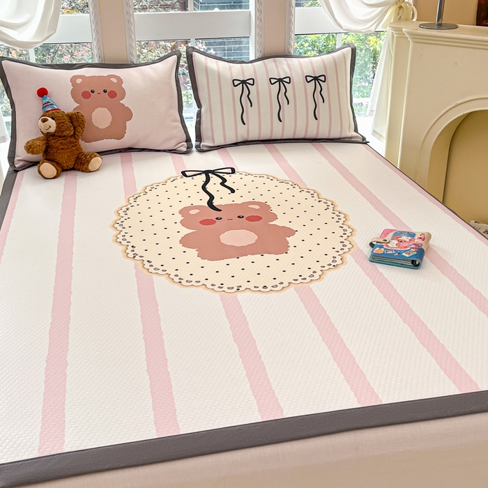 91家纺网 家纺一手货源 找家纺 Sweet dreams甜梦 2025新款数码印花凉感豆豆软席凉席席子系列-大版 蝴蝶结小熊