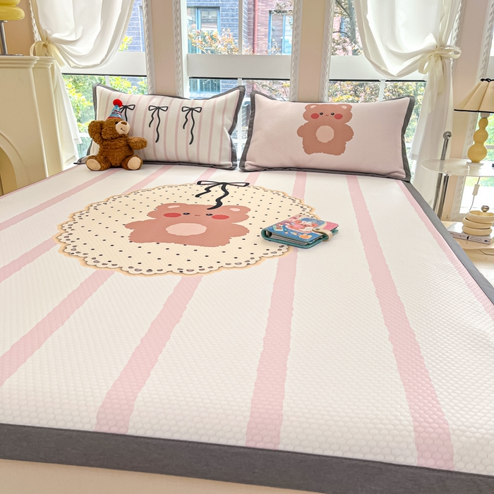 91家纺网 家纺一手货源 找家纺 Sweet dreams甜梦 2025新款数码印花凉感豆豆软席凉席席子系列-大版 蝴蝶结小熊