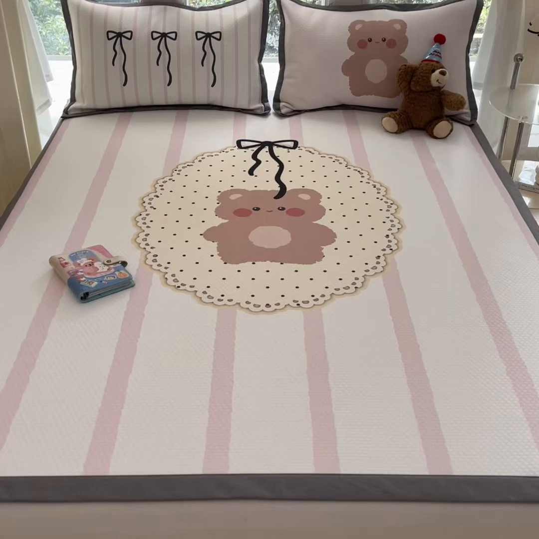 91家纺网 家纺一手货源 找家纺 Sweet dreams甜梦 2025新款数码印花凉感豆豆软席凉席席子系列-大版 蝴蝶结小熊