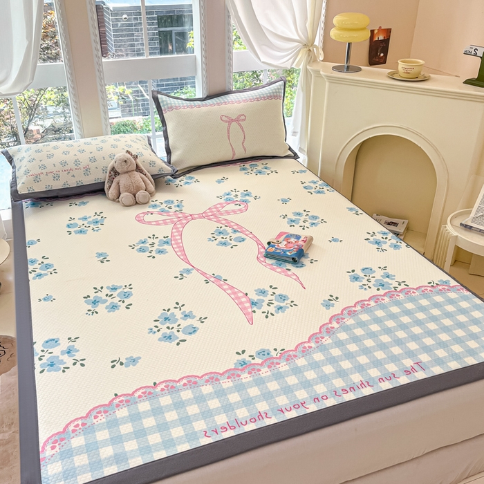 91家纺网 家纺一手货源 找家纺 Sweet dreams甜梦 2025新款数码印花凉感豆豆软席凉席席子系列-大版 花花蝴蝶结