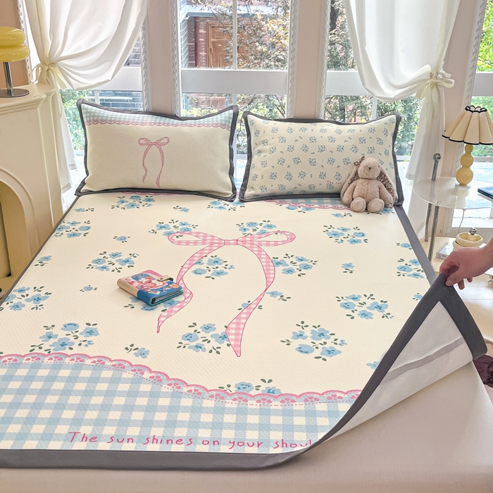 91家纺网 家纺一手货源 找家纺 Sweet dreams甜梦 2025新款数码印花凉感豆豆软席凉席席子系列-大版 花花蝴蝶结